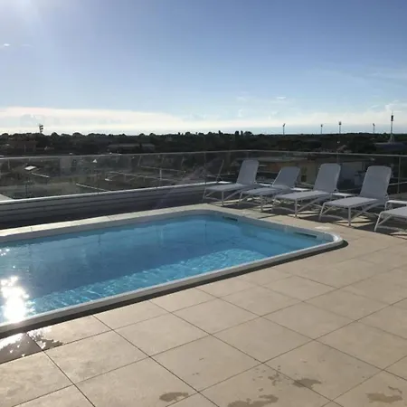 Modern Retreat With Private Pool 公寓