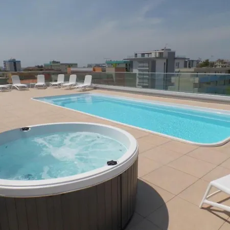 Modern Retreat With Private Pool 公寓